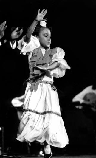 Niña en el espectáculo de Juana la del Revuelo. Bienal de Flamenco. Sevilla, 1996. Foto: FJ Crespo